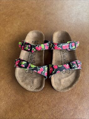 Birki’s by Birkenstock Kids Cherry Print Sandals Size 26 / US 8.5
